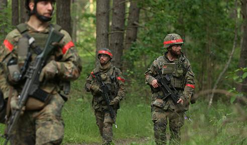 Frau Merkel unterstützt den militärischen Zusammenschluss Europas