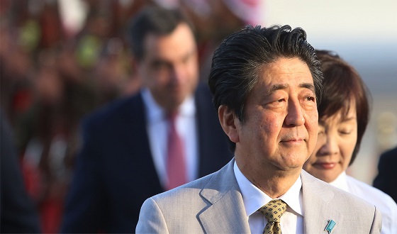 Der japanische Premierminister will die pazifistische Verfassung revidieren, um eine militärische Streitmacht zu schaffen.