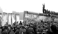 Bereuen die Ostdeutschen den Fall der Berliner Mauer?