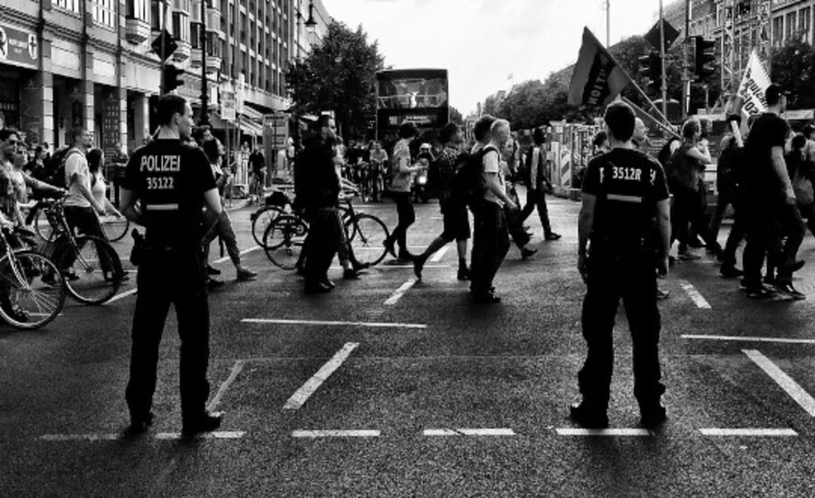 Zusammenstoß zwischen Polizei und Anti-Impf-Bewegung