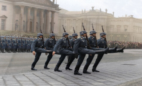 Deutsche Soldaten marschieren vor dem Reichstag und die Welt ignoriert es