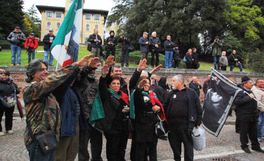 4000 feiern Mussolini mit dem Faschistengruß in Italien