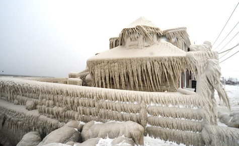 Wildes Winterwetter in den USA, Kanada und Japan