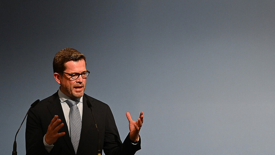 Guttenberg fordert ein militärisch geeintes Europa gegen „Bully Trump“