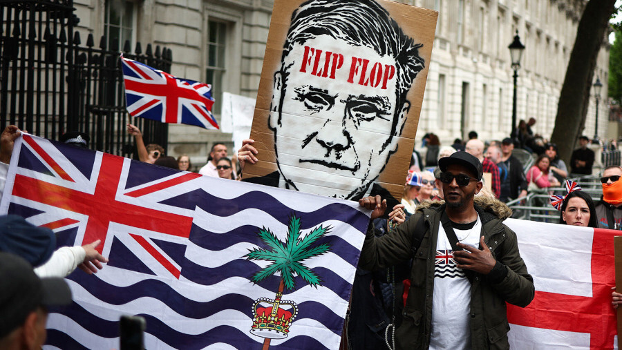 Großbritannien kapituliert, Deutschland rückt vor