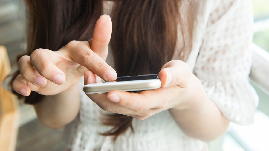 Durch Smartphones abgelenkt, bringen Eltern ihren Kindern nicht bei, zu sprechen.