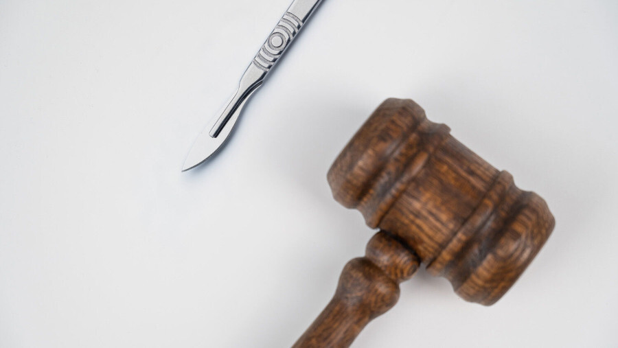 Geschworene: Abschneiden der Brüste eines Teenagers ist ärztlicher Kunstfehler