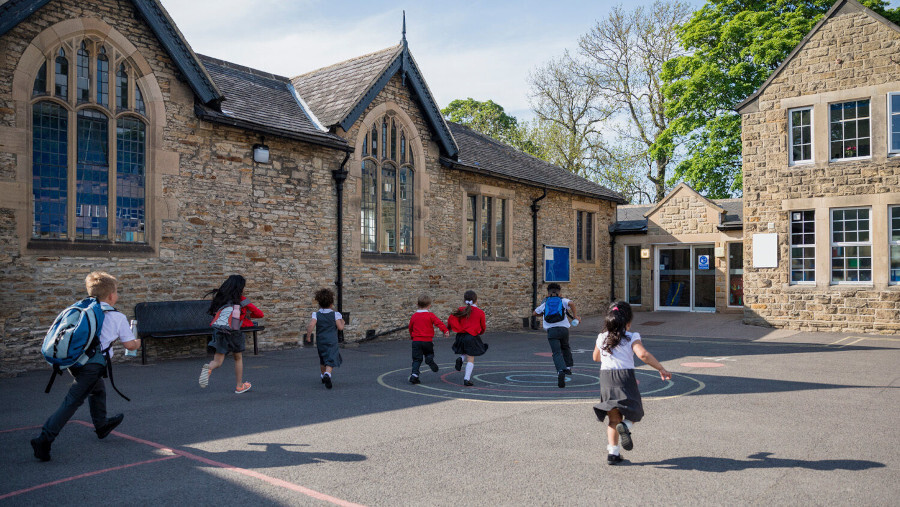 Schüler, denen nie beigebracht wurde, sich selbst anzuziehen