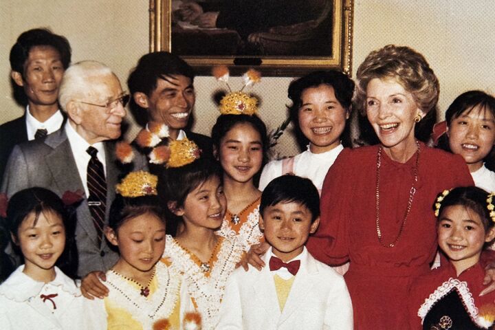 Die Little Ambassadors of Shanghai mit Herbert W. Armstrong und Nancy Reagan