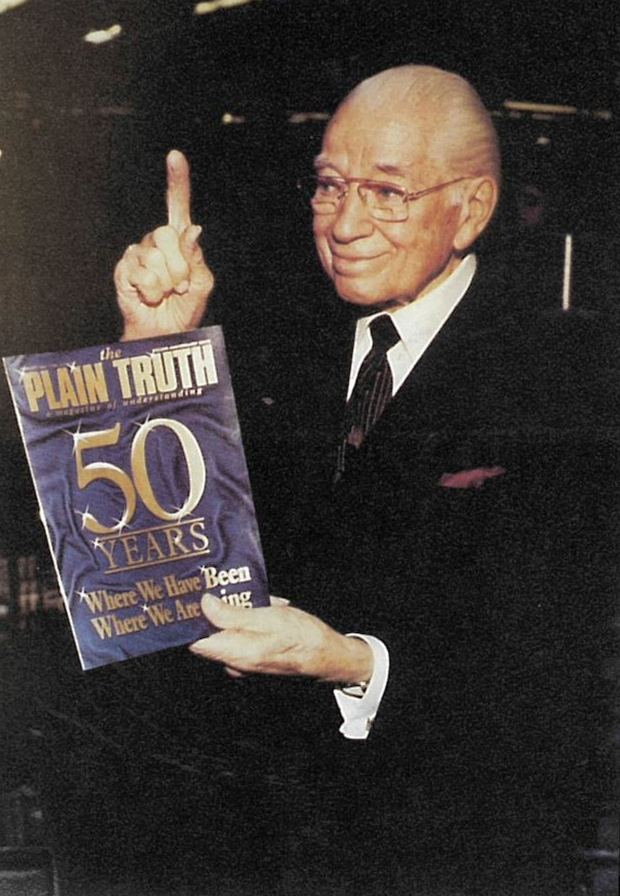 Herr Armstrong hält die Ausgabe zum 50. Jubiläum von Plain Truth hoch