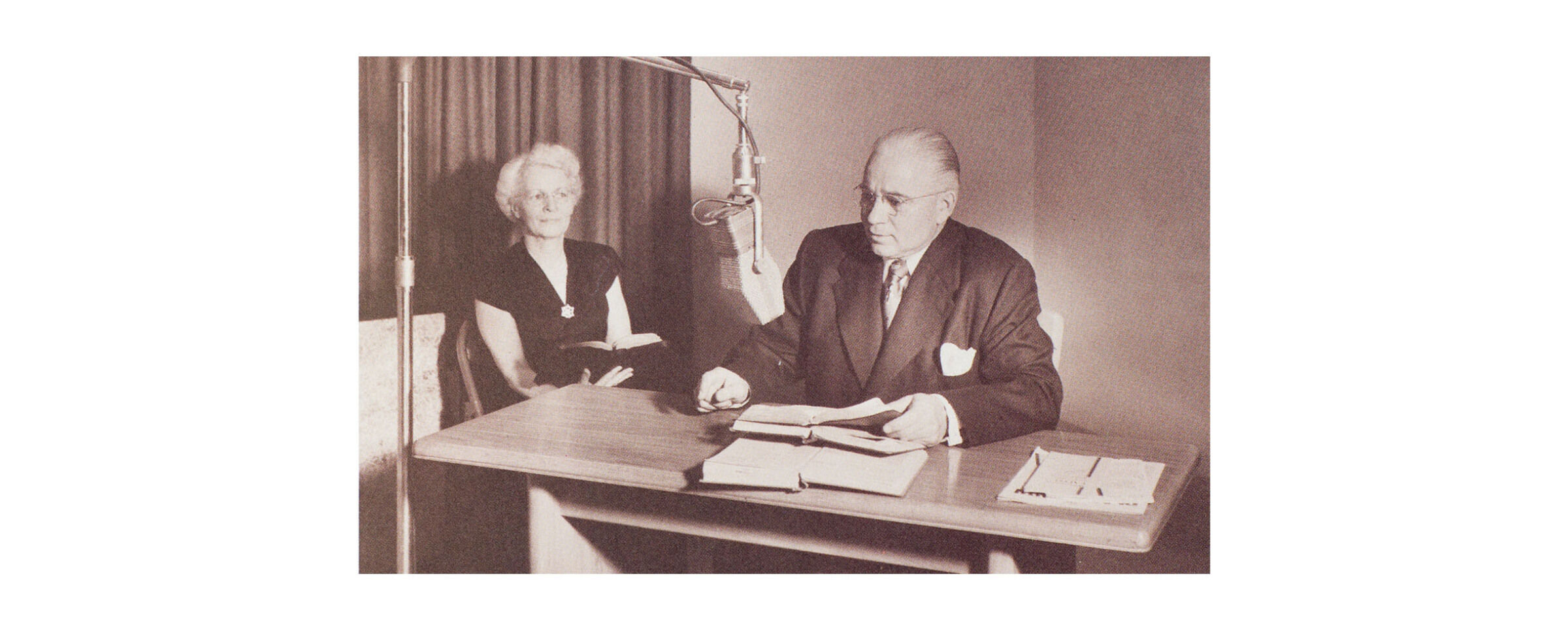 Herbert W. Armstrong spricht in den frühen Jahren des Rundfunks am Mikrofon