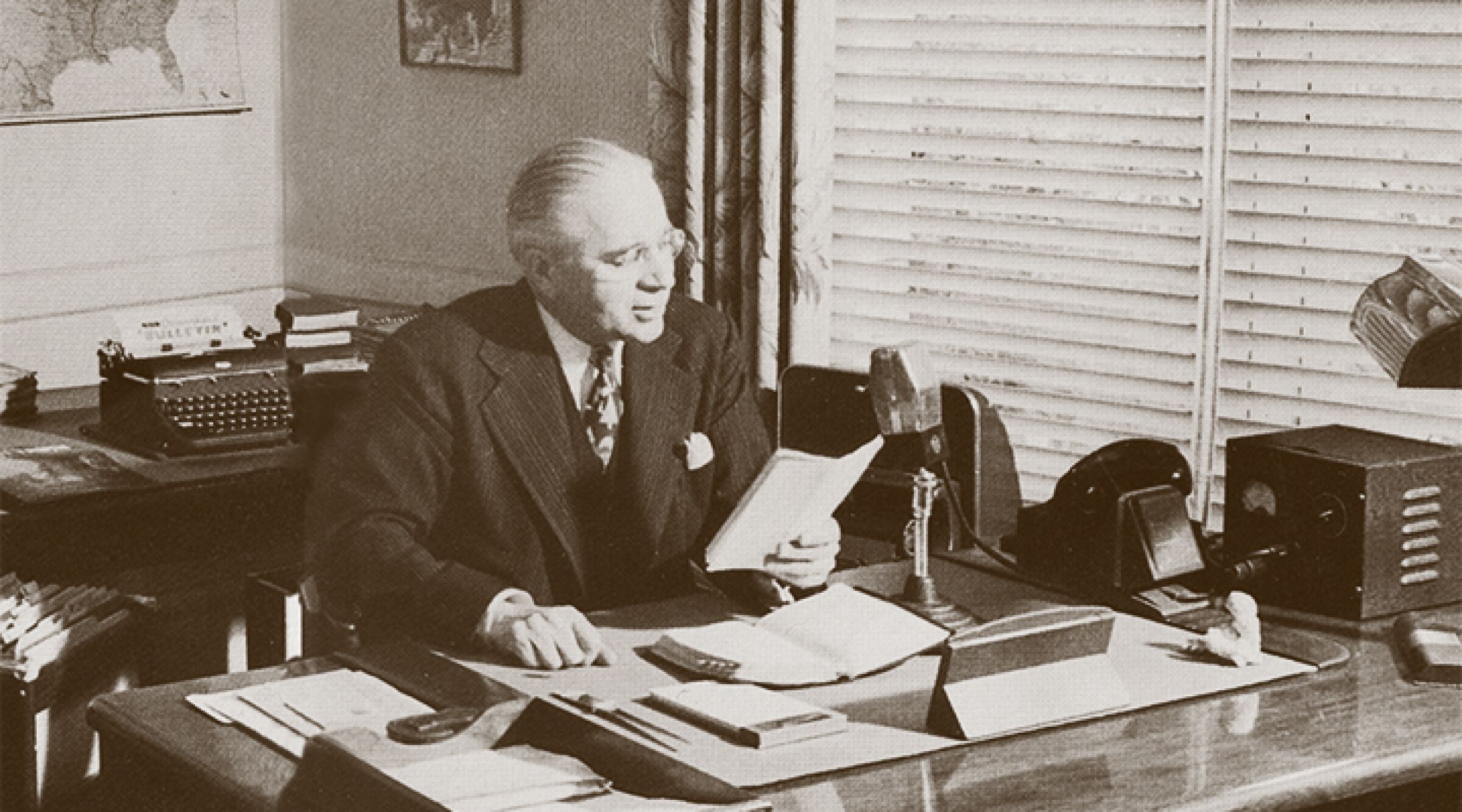 Herbert W. Armstrong spricht bei einer Radiosendung in Eugene, Oregon